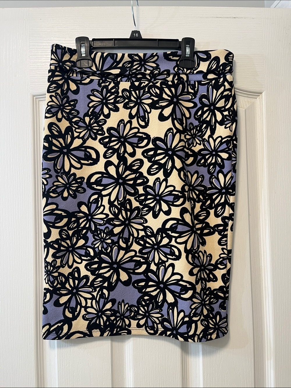 LuLaRoe Lavender and Cream Floral Pencil Skirt with Black Outline